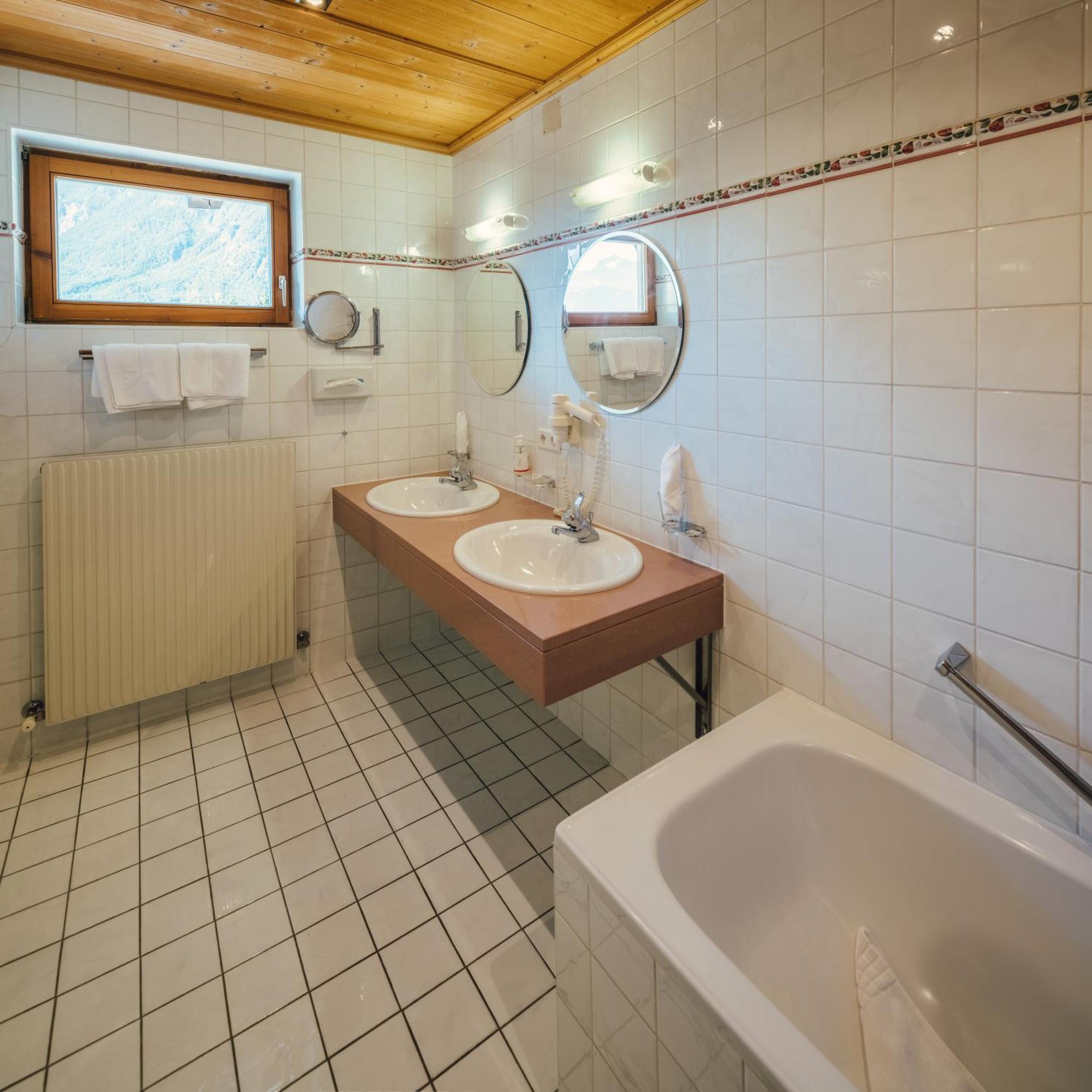 Huber Hotel Tramserhof ลันเด็ค ภายนอก รูปภาพ